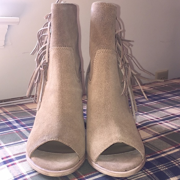 Mia suede beige fringe ankle booties - Picture 3 of 6